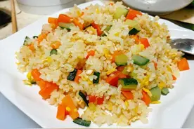 老北京的家常菜，鸡蛋炒米饭，满满的人情味，承载了无数人的记忆图片