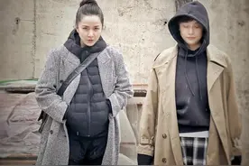 靳东老婆素颜出镜，长了很多白发也不染，穿搭低调气质却挺高级图片