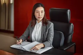 快递女王：22岁丧夫又改嫁司机，她凭啥能在马云那套现146亿图片