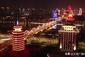 太原：灯光璀璨庆华诞图片