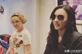张柏芝母亲街头吞云吐雾，女儿月赚千万无表示，放荡不拘连嫁四次图片