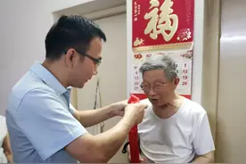 七一前夕，湖北广播电视台领导慰问湖北广播电视报“光荣在党50年”老党员及退休老党员图片