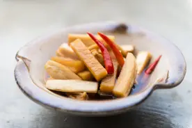 腌萝卜，最忌直接放盐，教你饭店腌萝卜做法，酸辣脆嫩放一年不坏图片