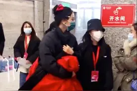 央视春晚彩排路透，热巴穿红裙气场十足，贾玲沈腾携剧组齐聚图片