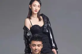 乒乓名将王皓的妻子名媛气质足，穿吊带显身姿，真不怕老公吃醋图片