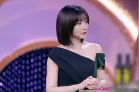柳岩穿露肩裙上相亲大会，40岁还有少女颜，难怪不会降低择偶标准图片