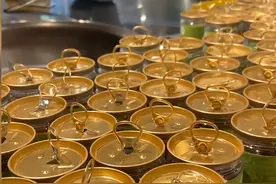 趁着家长吃火锅，俩孩子偷开59罐香油，妈妈处理方式值得点赞图片