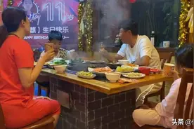 王楠夫妇为儿子办生日宴！一家4口吃“铁锅炖”，5岁女儿光脚盘腿图片
