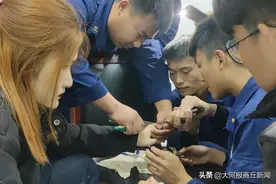 商丘一女子因戒指“咬”手无法取下，致手指肿胀，消防细心解救图片