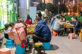 昆明最牛路边摊3张桌子，一年挣60万，人送外号鳝鱼老魔图片