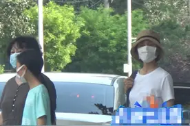 袁泉母女罕见同框，吃街边小店接地气，11岁夏哈哈吃饭不忘写作业图片