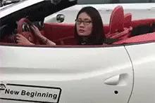 搞笑动图：二哥，你什么时候拿到二郎的装备的图片