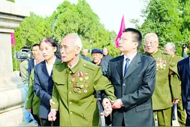 王光美的葬礼上，一位97岁老红军说：就算坐轮椅也要送她最后一程图片