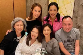 叶倩文与朱玲玲出席港姐聚会，满头白发真实自然，坐在角落也抢镜图片