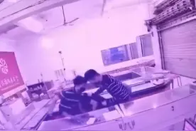 太残忍！缅甸佤邦三蒙面男子捅死老板抢金店！作案视频曝光图片