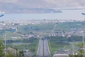 这条公路火了！但这些人躺在路中间拍照的姿势…让人揪心图片