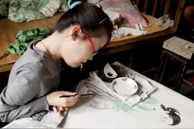 渐冻症女孩苦练画画30年，仕女图是她唯一骄傲，专家：没有灵魂图片