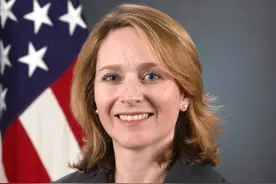 美国首位女性副防长，没当过一天兵，多年来一直主管美军高层事务图片