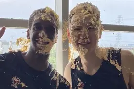 首钢男篮外援尤度过生日场面欢乐，林书豪：下次绝不给你留面子图片