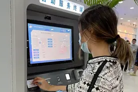 房产证可以自助打印啦！全市首台不动产自助打证终端上岗图片
