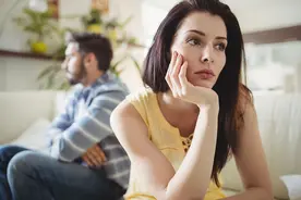 岳母生病住院点名让女婿伺候：谁让你收入低，全指望我女儿养活图片