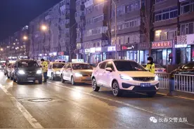 开宝马、戴唇钉，“潮流”90后女孩醉驾被查，拍照时居然做出这个动作...图片