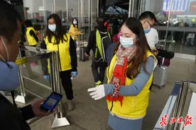 留学生志愿者熊雪晴：连续6个月值守武汉火车站，没有一天缺席图片