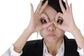 GIF搞笑段子：这是我家的三个姐姐，天天在家玩不去上班图片