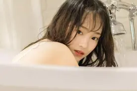 女生洗澡时会站着尿尿吗？别不好意思，看看对身体有益还是有害？图片