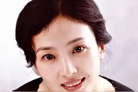 杨采钰长得更像刘亦菲的母亲刘晓莉，杨母和刘母像是亲姐妹一般图片