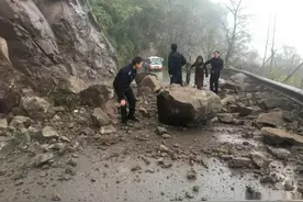 如果高速路上遇到石头，是躲开还是撞上去？交警：千万别选错图片