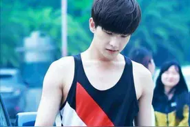 真正会穿的男人，夏天一般都不穿这4种“衣服”，老土还掉档次图片