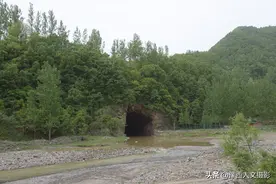山中发现巨型山洞，洞那头是座废弃厂房，了解后一惊：幸好没投产图片