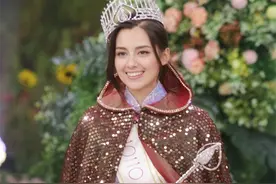 港姐冠军谢嘉怡公开母女合照，妈妈颜值比女儿高，两人同框似姐妹图片