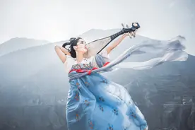 汉服古风山巅女子弹琵琶图片