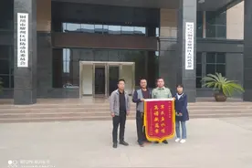 军民鱼水情 再谱新篇章——耀州区孙塬镇孝雷村贫困户送锦旗点赞驻耀部队扶贫工作图片