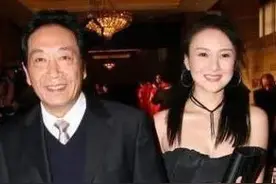 当年执意嫁大37岁王奎荣，又为他生儿育女的饶芯语，如今怎样了？图片