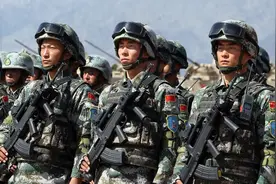终于明白了！军装左胸的“马赛克”到底是啥？中美差别还挺大图片