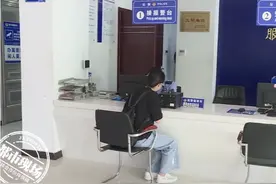女子醉酒被同事送回家，醒来后发现东西被盗，立即报警图片
