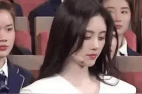 有种“发育过猛”叫鞠婧祎，穿蕾丝衣坐大学生中间：确定有25岁？图片