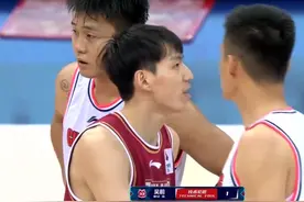 “反骨仔”命中8记3分球！是广东队11人总和，周鹏、赵睿安抚吴前图片
