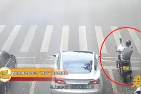 摩的师傅边开车边“劈叉”被交警查处图片