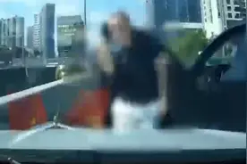 视频曝光！逼停同向车辆还吐口水 成都一“路怒症”男子因寻衅滋事被拘留图片
