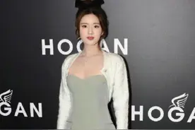 赵露思人气大跌？现身商场无人理睬遭无视，抹胸裙暴露身材缺陷图片