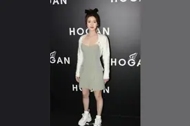赵露思人气大跌？现身商场无人理睬遭无视，抹胸裙暴露身材缺陷图片