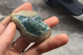 木那翡翠原石带皮雕刻宝宝佛摆件，真有意思图片