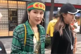 赵本山女儿不好好穿裤子，只穿3/4不规则裤子，剩下全靠袜子支撑图片
