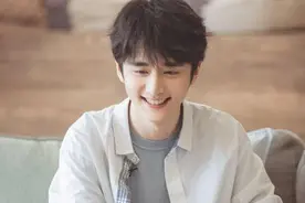 张新成逆袭成大势男！综艺电视剧多个霸屏，一袭白衬衫帅成撕漫男图片