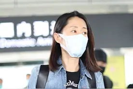 44岁刘敏涛近照曝光，穿着似少女却疲态尽显，网友：眼神骗不了人图片