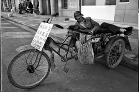 那些摆地摊睡觉的人，谁也不知道他们经历着怎样的疲惫图片
